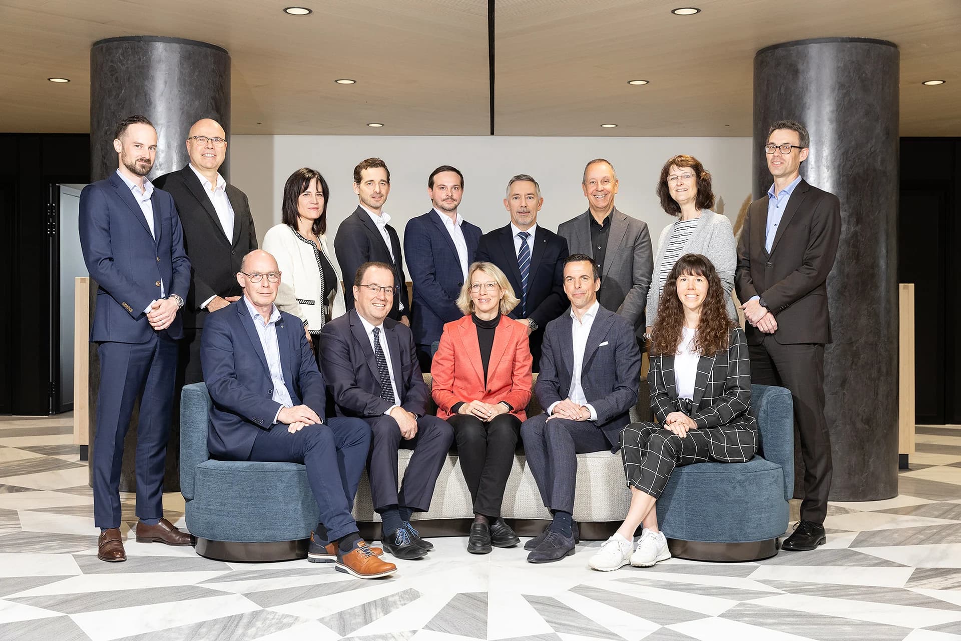 Das Team von SAND FINANZ GRUPPE in einer modernen Unternehmensumgebung